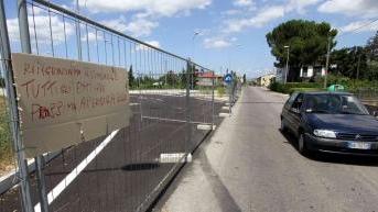 Un cartello sarcastico appeso al cantiere di Marcignana pronto da tempo