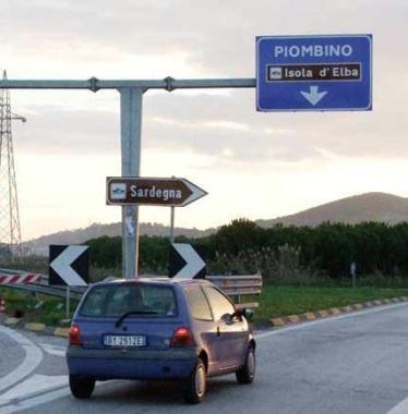 La fine delle quattro corsie della 398. A destra il casello dellautostrada a Vada 