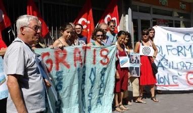 Scuola, protestano davanti al provveditorato 80 precari pisani