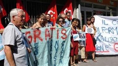 Scuola, protestano davanti al provveditorato 80 precari pisani