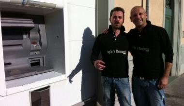 Resta col braccio incastrato nella cassa continua di una banca