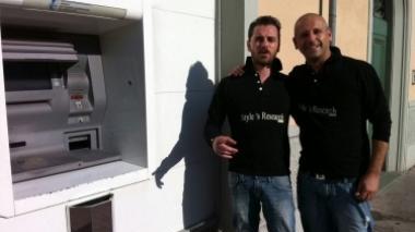 Resta col braccio incastrato nella cassa continua di una banca
