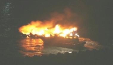 Incendio sulla barca, l'equipaggio si salva buttandosi in mare