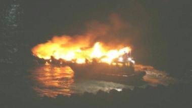 Incendio sulla barca, l'equipaggio si salva buttandosi in mare