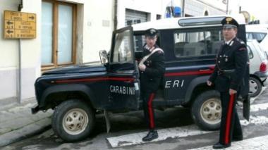 Dice di aver sorpreso la ex con 2 uomini, ma è tutto falso