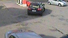 Gli inquirenti e un’immagine delle auto rubate