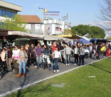 Un mercatino in viale Togliatti 