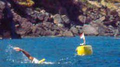 Un atleta impegnato in una prova di swimtrekking    