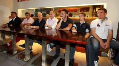 A destra il presidente dell’Use Gianni Cerrini e sopra la dirigenza della Pallacanestro