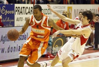 <b>DESTINI INCROCIATI?</b> Forse: Mathis (qui in maglia Snaidero) e Saccaggi potrebbero diventare compagni di squadra con la canotta biancorossa. Lidea &egrave; quella infatti di dare al giovane italiano il ruolo ufficiale di vice play e per il posto da titolare Mathis &egrave; tra i candidati pi&ugrave; papabili 