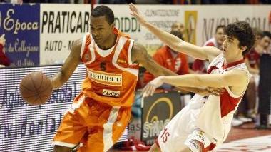 <b>DESTINI INCROCIATI?</b> Forse: Mathis (qui in maglia Snaidero) e Saccaggi potrebbero diventare compagni di squadra con la canotta biancorossa. L’idea è quella infatti di dare al giovane italiano il ruolo ufficiale di vice play e per il posto da titolare Mathis è tra i candidati più papabili