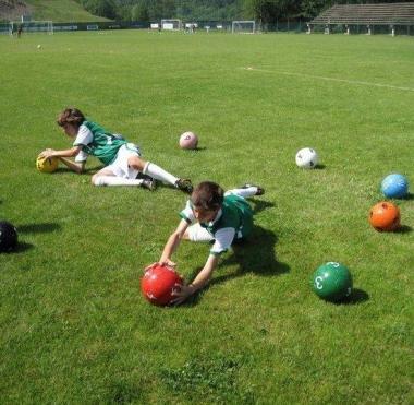 Piccoli calciatori si allenano al Claudio Merlo Camp che si svolge a Fiumalbo 