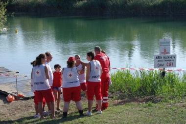 I volontari della Croce rossa ai bordi del lago di Campo   