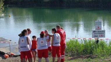 I volontari della Croce rossa ai bordi del lago di Campo