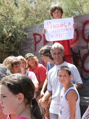 I bagnanti del Pendola protestano davanti alla spiaggia chiusa nei giorni scorsi 