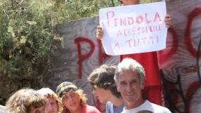 I bagnanti del Pendola protestano davanti alla spiaggia chiusa nei giorni scorsi
