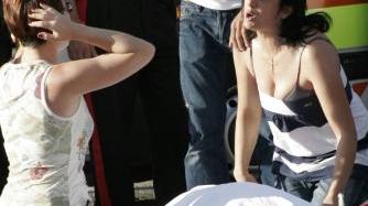 La disperazione dei parenti accanto al corpo di Tavano