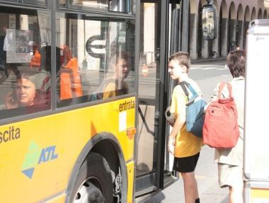 Due ragazzi che prendono il bus per andare al mare 