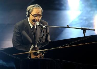 Il cantautore compositore Franco Battiato durante un concerto    