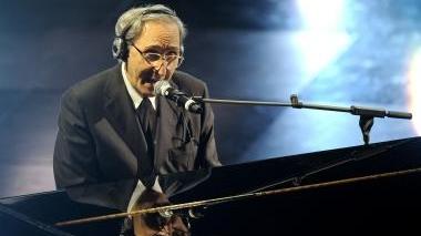 Il cantautore compositore Franco Battiato durante un concerto