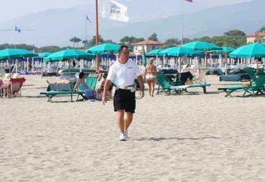 Intervento dei vigili urbani contro i venditori abusivi a Forte dei Marmi  