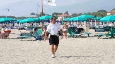 Intervento dei vigili urbani contro i venditori abusivi a Forte dei Marmi