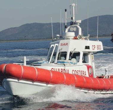 <strong>IL SALVATAGGIO.</strong> Un militare ha portato in salvo un’imbarcazione