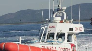 <strong>IL SALVATAGGIO.</strong> Un militare ha portato in salvo un’imbarcazione