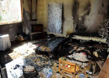 <b>LABITAZIONE.</b> Accanto la stanza dellincendio e sotto carabinieri e vigili del fuoco dopo lintervento 