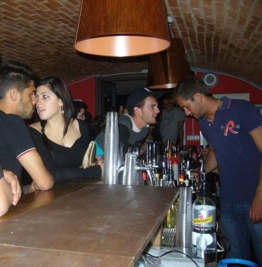 In alto, sotto il titolo: i giovani nelle cantine della Porta a Mare che c&egrave; gi&agrave;  