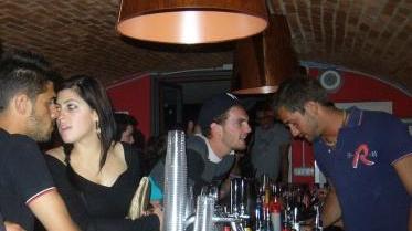 In alto, sotto il titolo: i giovani nelle cantine della Porta a Mare che c’è già
