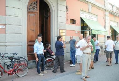 Bulleri e i tifosi davanti alla sede 