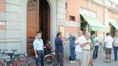 Bulleri e i tifosi davanti alla sede