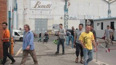 Lavoratori all’uscita dello stabilimento Benetti