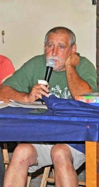 A destra Antonio Ginetti a destra i residenti nel corso dellassemblea           