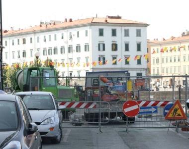 <b>Un cantiere che non finisce pi&ugrave;.</b> Alcune immagini degli scali delle Cantine assediati dai lavori indispensabili per mettere in sicurezza la strada In basso: Monica Benvenuti e Daniele Barbetti 