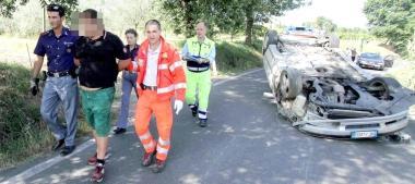 Luomo, il secondo da sinistra, che viene portato via dalla polizia dopo lincidente 