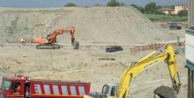 Cumuli di sabbia scavata durante i lavori di costruzione del porto 