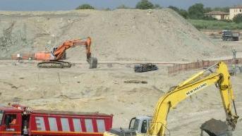 Cumuli di sabbia scavata durante i lavori di costruzione del porto