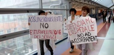 <b>SANIT&Agrave;.</b> Sopra, il dg dellAsl Giancarlo Sassoli. A sinistra, una protesta allospedale Versilia 