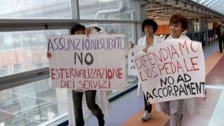 <b>SANITÀ.</b> Sopra, il dg dell’Asl Giancarlo Sassoli. A sinistra, una protesta all’ospedale Versilia