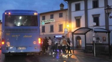Tagli ai bus, paese isolato, c'è chi torna a casa a piedi