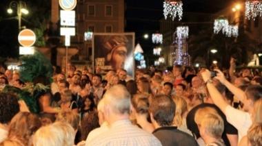 Negozi aperti di sera: un successo