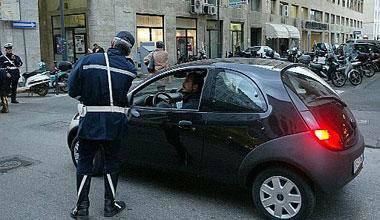 Vigili diplomati nell'uso dei manganelli