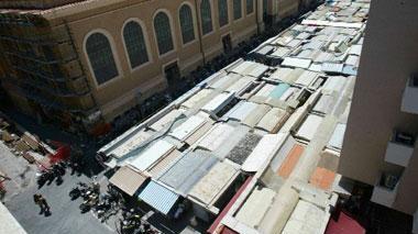 Lite al mercato tra due ambulanti