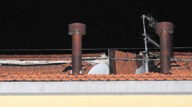 Sei famiglie evacuate, poi crolla il tetto del palazzo