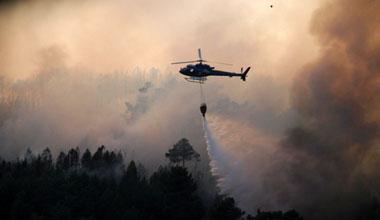 Sotto controllo l'incendio nei boschi di Montecarlo: 32 ettari bruciati - le foto