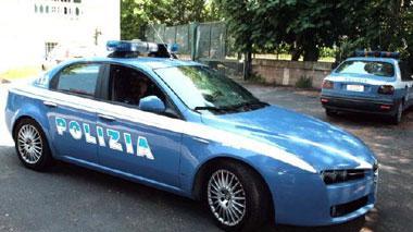 I poliziotti sparano in aria per fermarli ma i due scappano