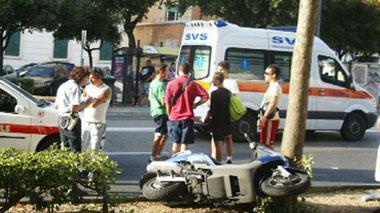 Scontro fra auto e moto, centauro sbatte contro un albero