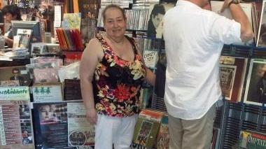 CHIUDE. Anna Olmi nel suo negozio